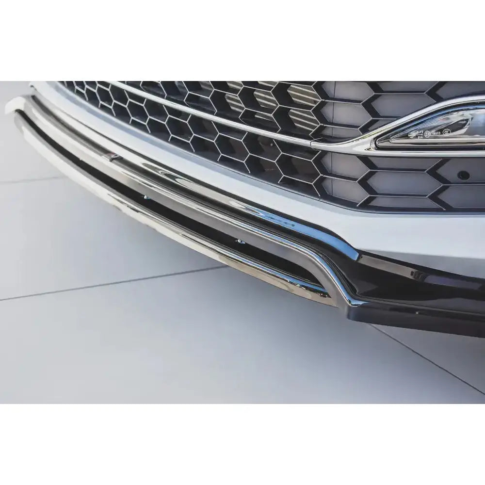 Front lip på Skoda Superb Mk3 Fl med kromdetaljer, sort grill og integrert LED-lys i dagslys.