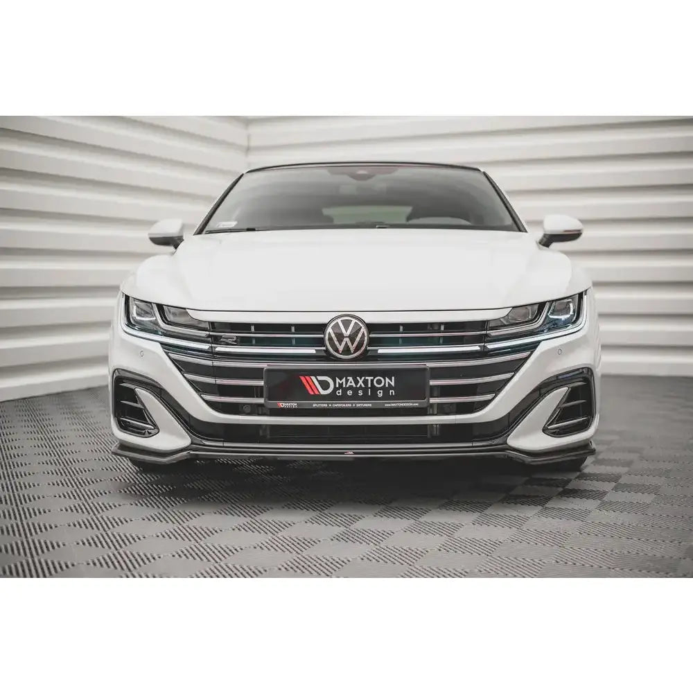 Spoiler Volkswagen Arteon R-Line Facelift V.3 sett forfra med kromdetaljer og Maxton Design-logo.