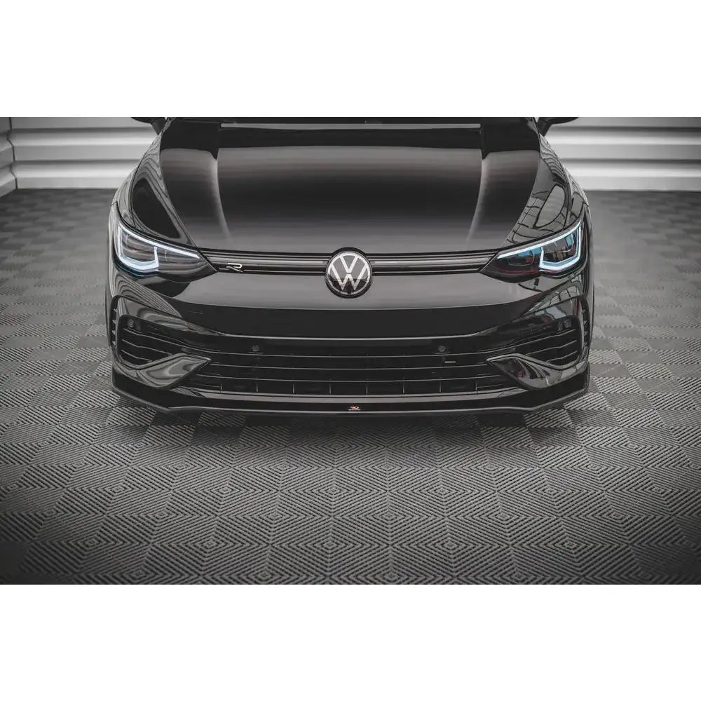 Spoiler på Volkswagen Golf R Mk8 V.3 sett forfra med LED-frontlykter og tydelig VW-logo.
