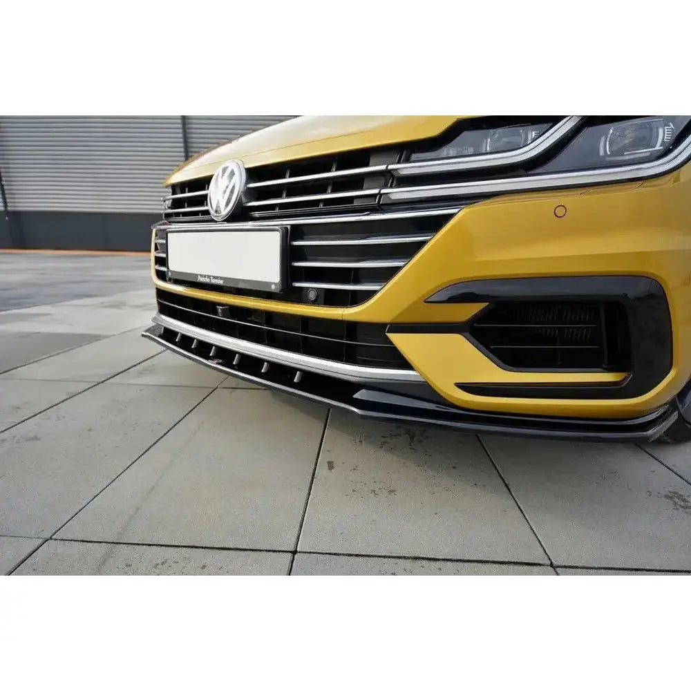Spoiler til VW Arteon V.3 montert under fronten, svart med kromdetaljer, sett fra skrå vinkel.