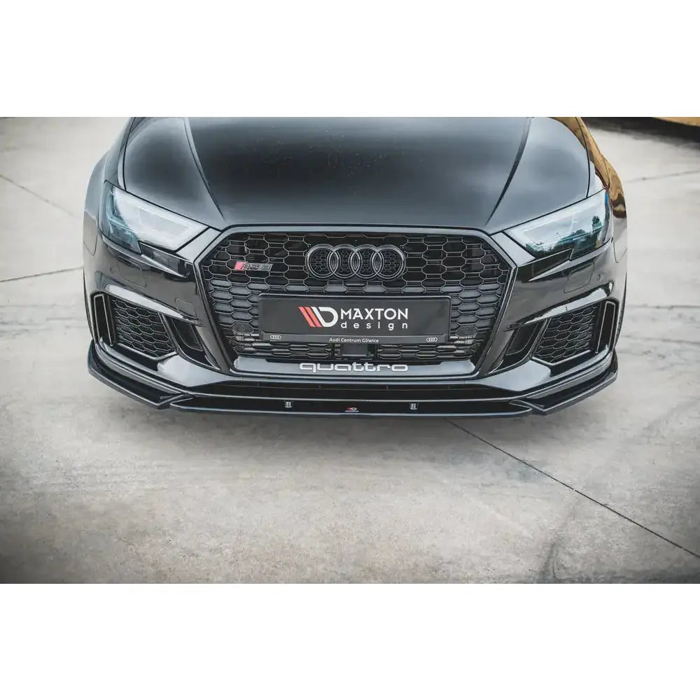 Frontleppe Audi RS3 8V FL Sportback V.4, sort grill og "quattro"-tekst, sett rett forfra.