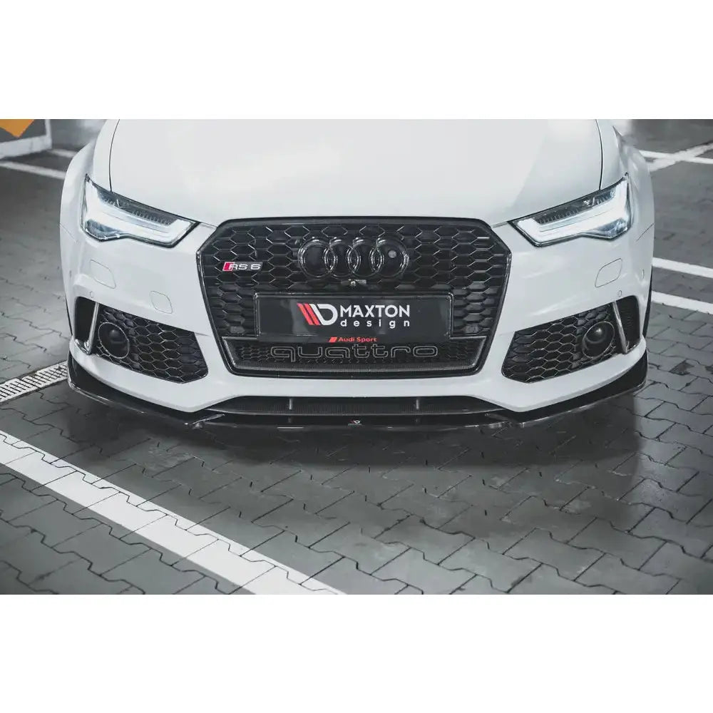 Frontleppe Audi RS6 C7 V.4 montert under støtfanger, sort splitter og Maxton Design-logo, sett forfra.