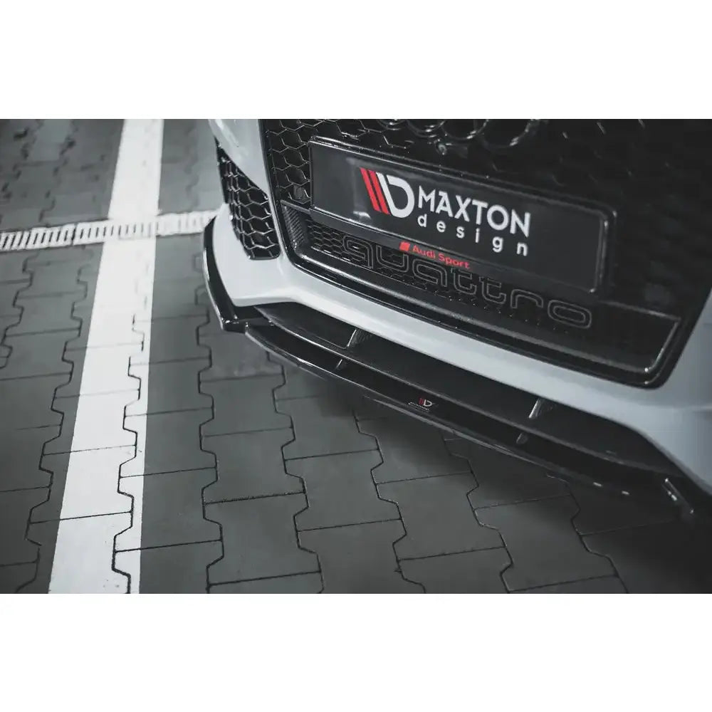 Spoiler Audi RS6 C7 V.4 blank sort frontleppe montert på hvit bil med sort grill og Maxton Design-logo.