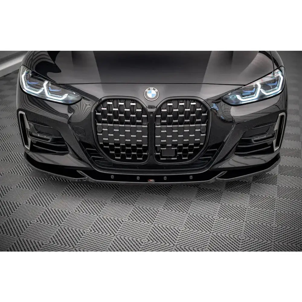 Spoiler BMW 4 G22 M-Pack V.4 sett forfra med sort grill, LED-frontlykter og detaljert støtfanger.
