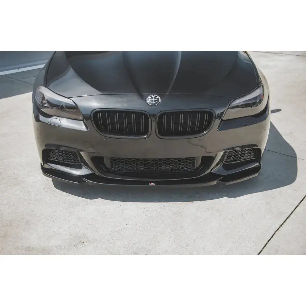 Front lip på BMW 5 F10/F11 M-Pack V.4, sort frontspoiler med blank finish og markerte detaljer.