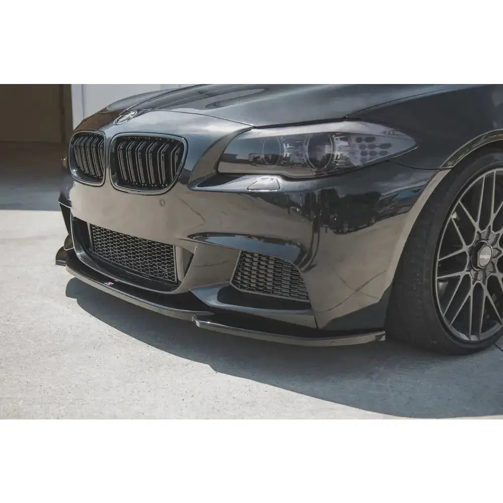 Front splitter på BMW 5 F10/F11 M-Pack V.4 med sort blank finish og markert frontleppe i halvprofil.