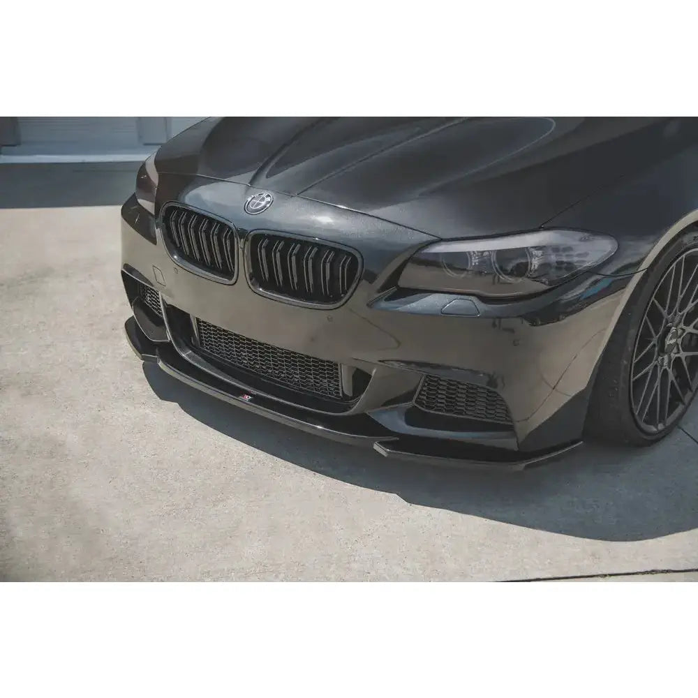 Frontspoiler BMW 5 F10/F11 M-Pack V.4 sett nedenfra med blank splitter og synlige luftinntak.