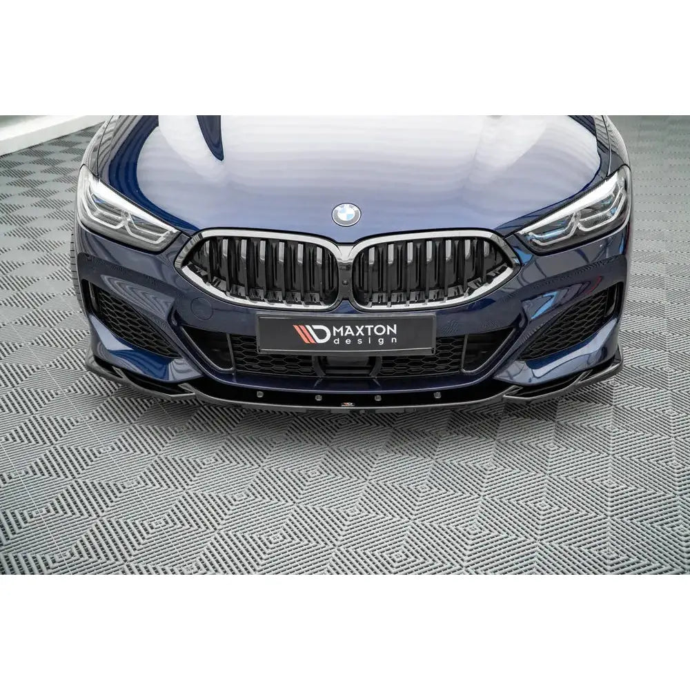 Spoiler BMW 8 Serie Coupe G15 med blank sort frontleppe og detaljert grill, sett forfra.