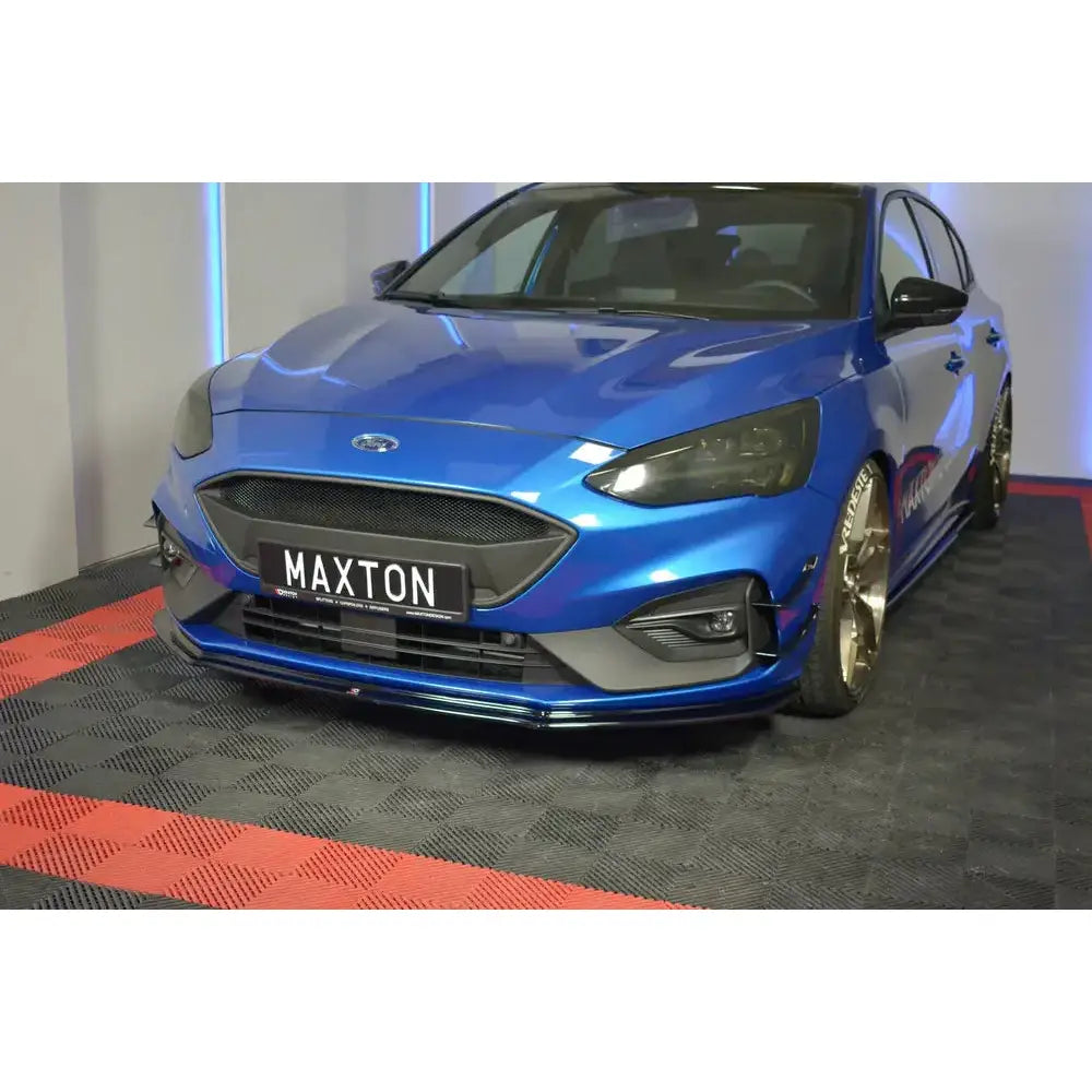 Frontleppe på Ford Focus ST MK4 med sorte detaljer, gullfelger og Maxton-skilt, sett skrått forfra.