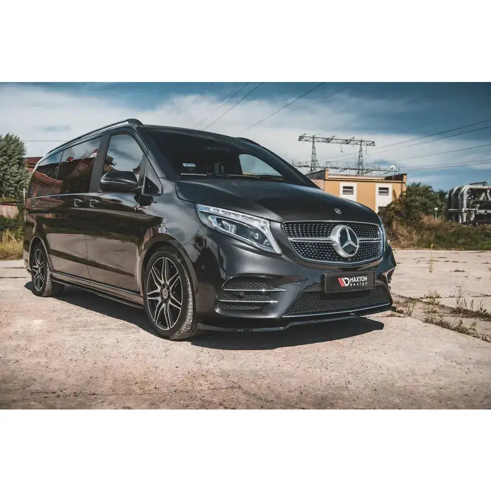 Frontspoiler på Mercedes-Benz V-Class Amg-Line W447 Facelift med aluminiumsfelger og kromdetaljer.