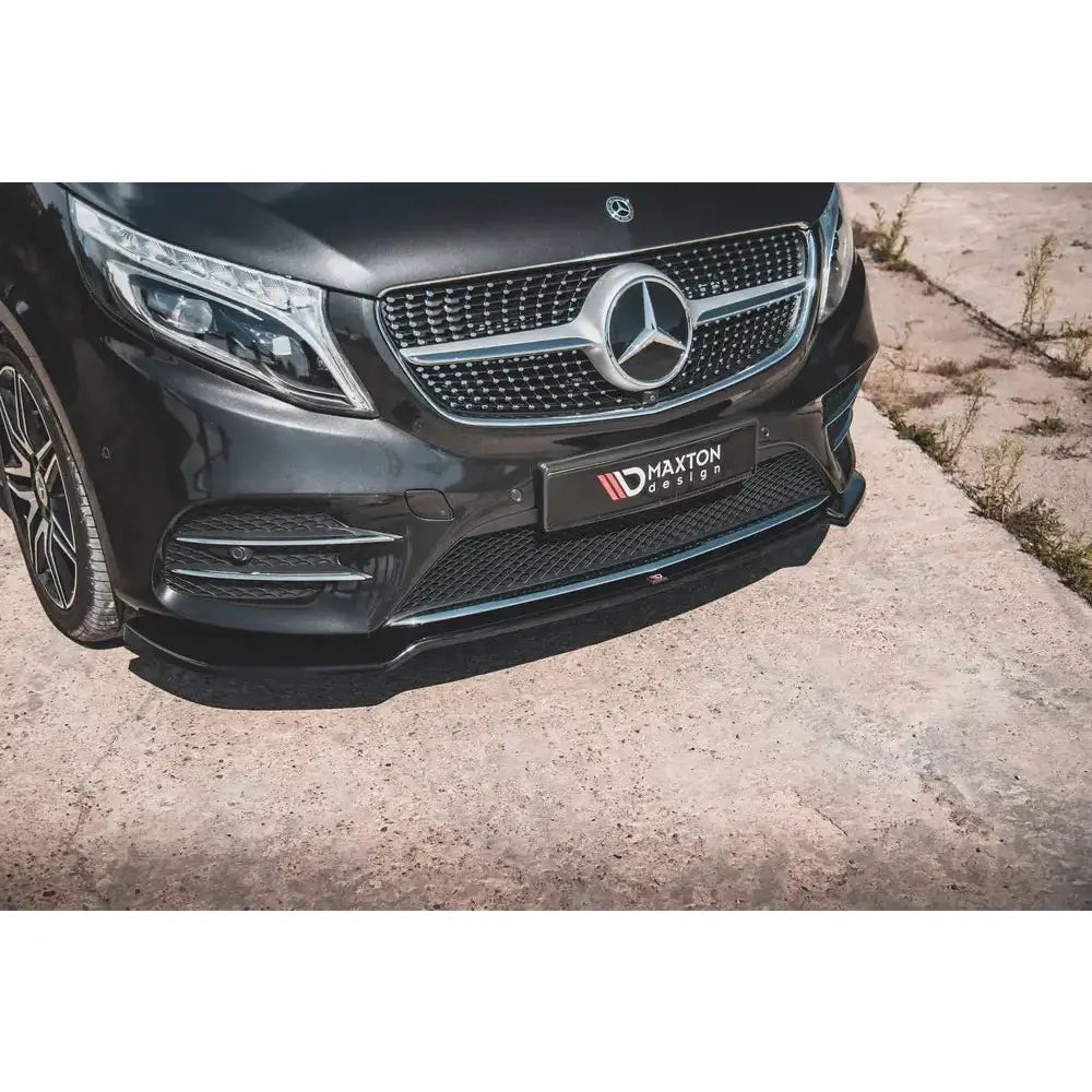 Spoiler til Mercedes V-Klasse V.5 AMG-Line W447 Facelift montert under frontfanger, sett skrått forfra.