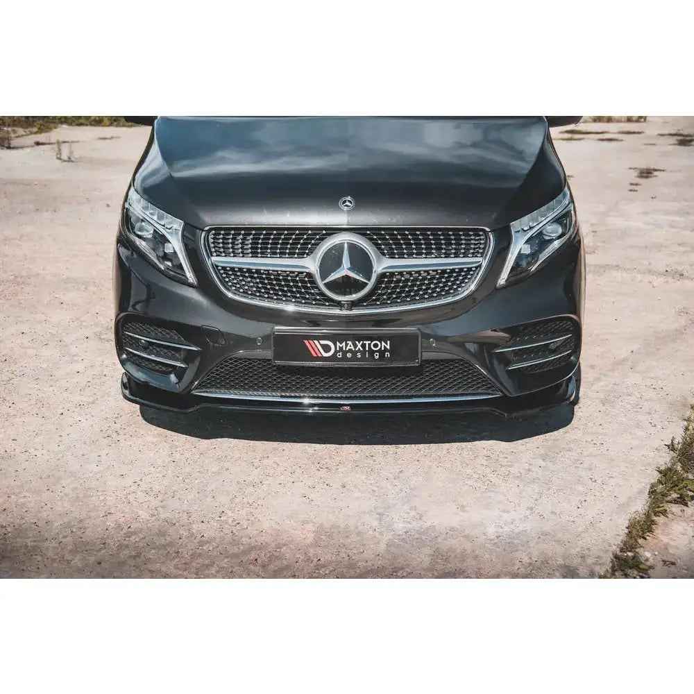 Front splitter til Mercedes V-Klasse V.5 Amg-Line W447, sort med sølvgrill og Maxton Design-skilt.