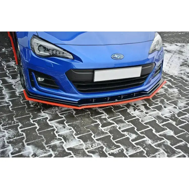 Frontleppe til Subaru BRZ V.4 Facelift montert, svart med rød kant, sett forfra på blå bil.
