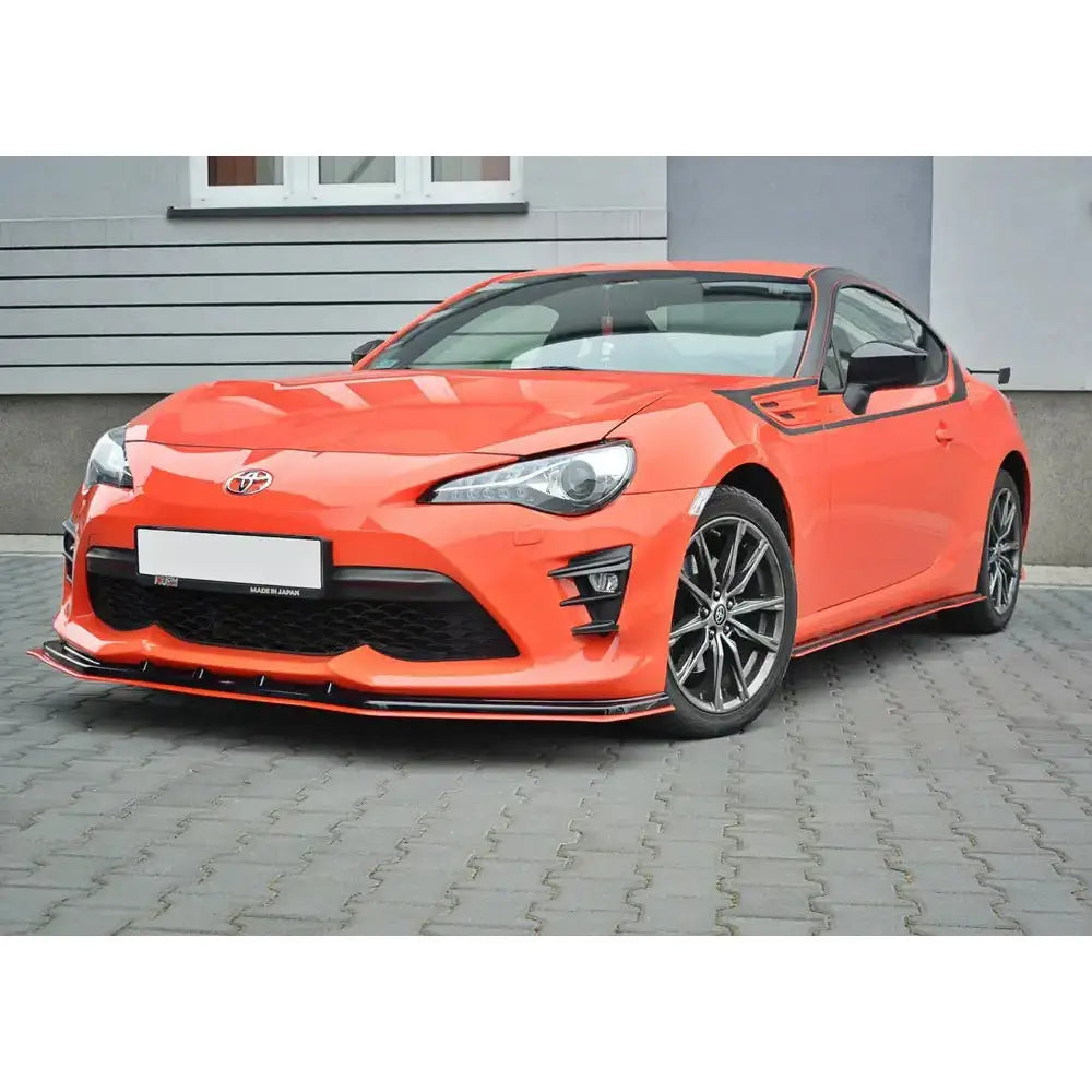 Frontleppe på Toyota GT86 Facelift V.4 montert på oransje sportsbil med svarte detaljer og sølvfelger.