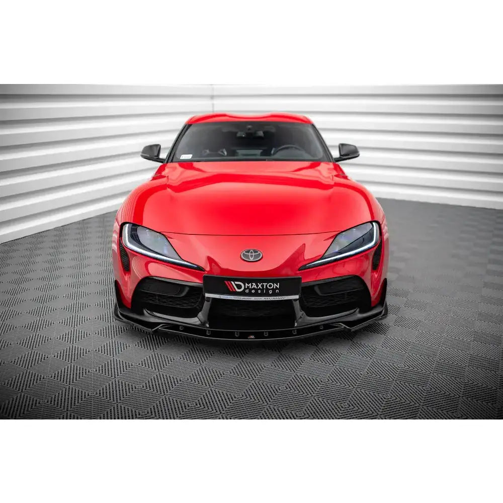 Frontleppe på Toyota Supra Mk5 V.4 19-, rød bil sett forfra med svarte detaljer og lav spoiler.