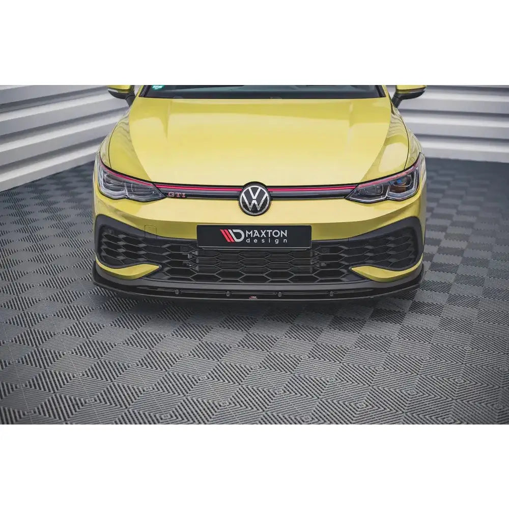 Spoiler til Volkswagen Golf 8 GTI Clubsport V.4 sett forfra med rød stripe og sort frontsplitter.