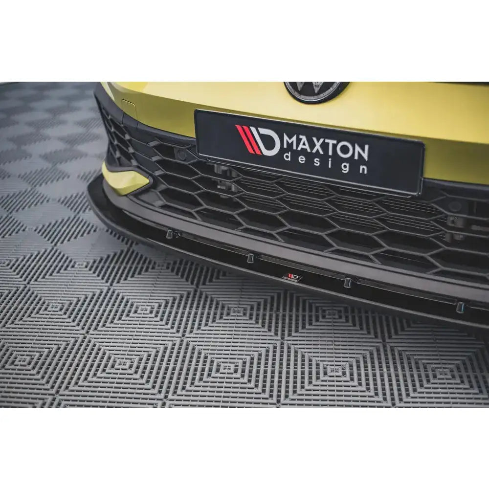 Front splitter på Volkswagen Golf 8 GTI Clubsport V.4 montert på gul bil, sett forfra med honeycomb grill.