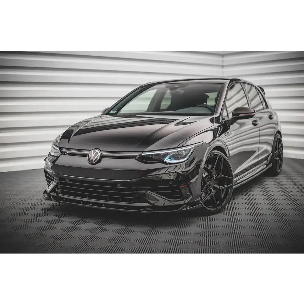 Frontleppe Volkswagen Golf R Mk8 V.4 montert på sort bil med sportslig design, sett skrått forfra.