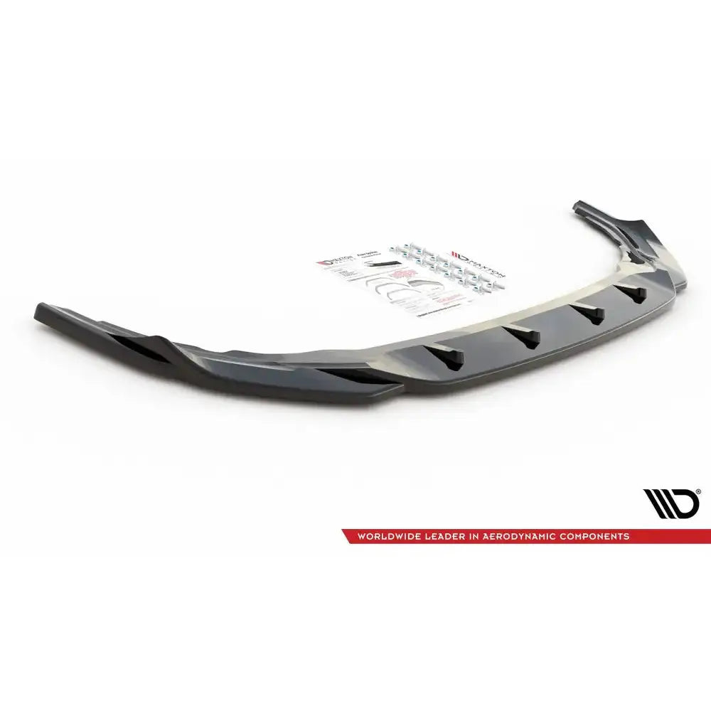 Front lip til Volkswagen Golf R Mk8 V.4, sort blank plast, sett skrått ovenfra med monteringsutstyr bak.