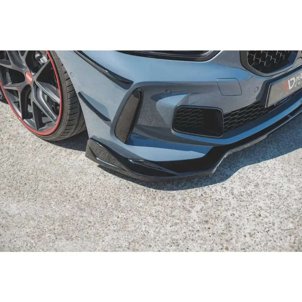 Front splitter til BMW 1 F40 M-Pack, sort blank finish med grått karosseri og felg med rød kant.