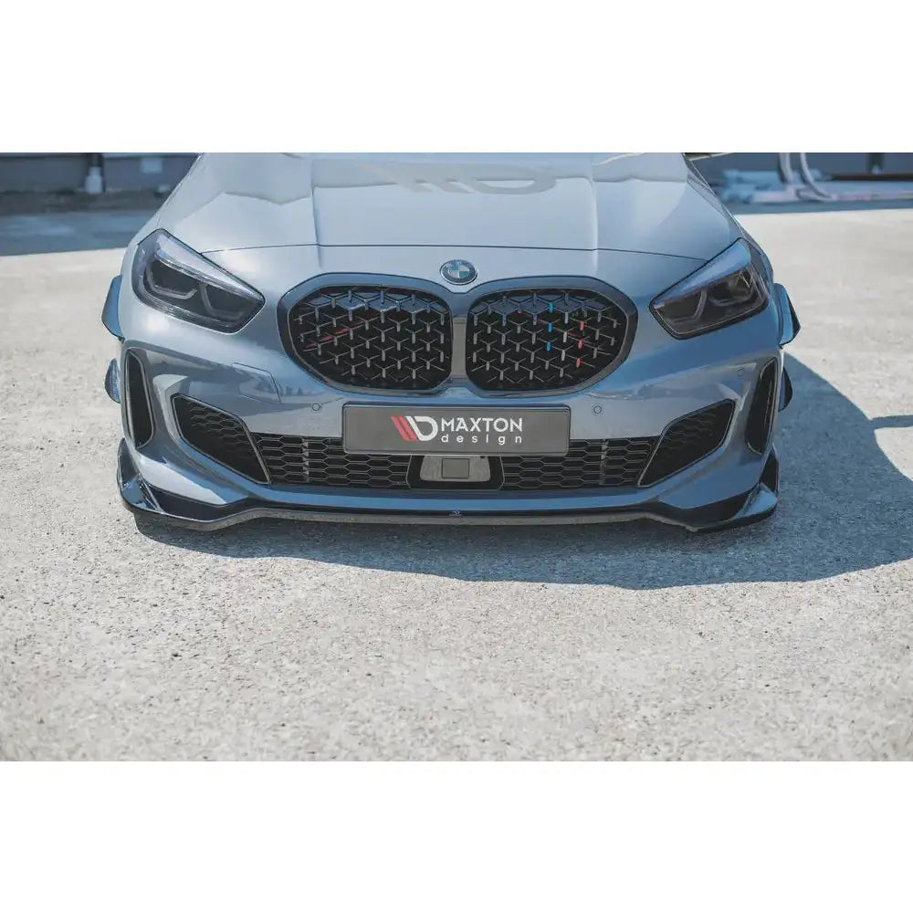 Front lip på BMW 1 F40 M-Pack med sort grill og Maxton Design-logo sett rett forfra.