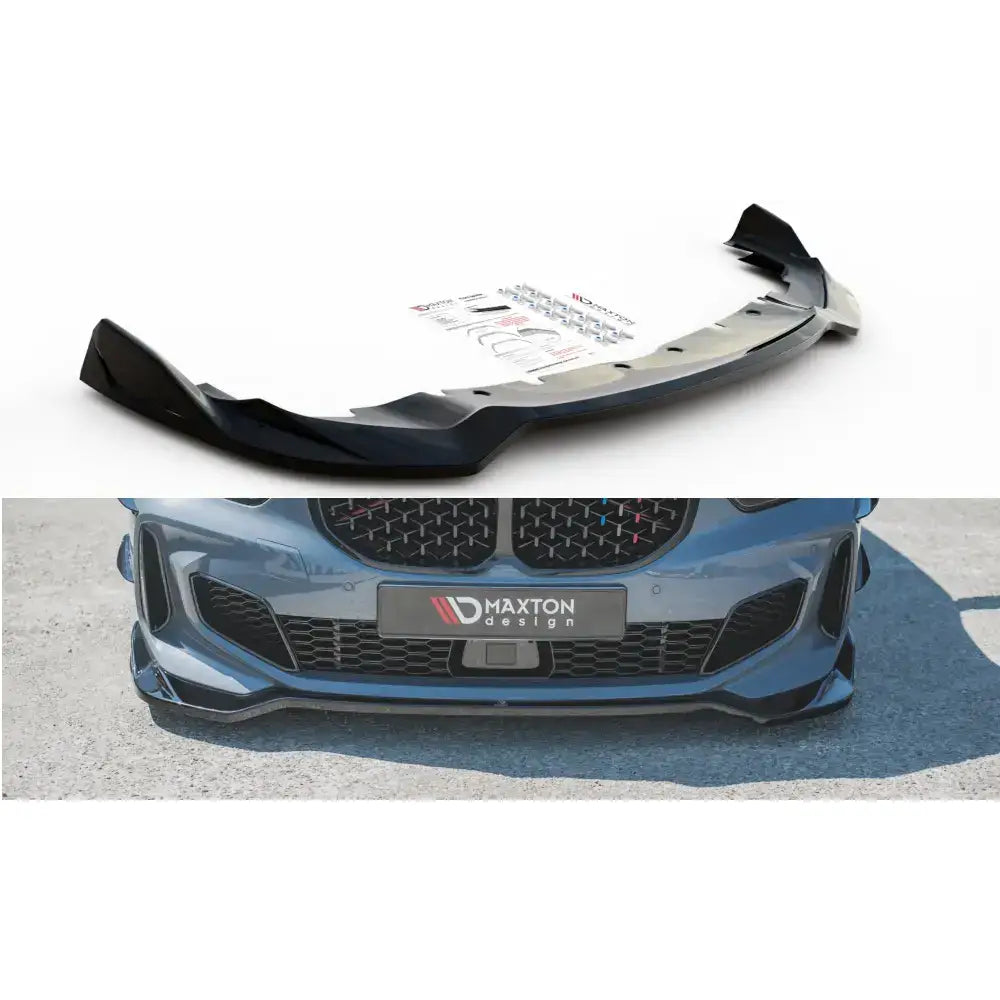Frontspoiler BMW 1 F40 M-Pack V.5 i sort plast med glanset finish, vist på blå bil forfra.