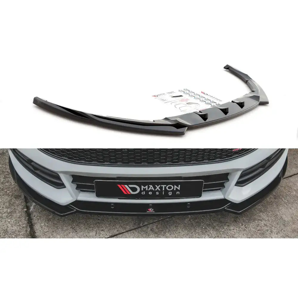 Frontspoiler Ford Focus ST Mk3 Facelift V.5 i sort blank plast med vinklede kanter og luftkanaler, montert på bil.