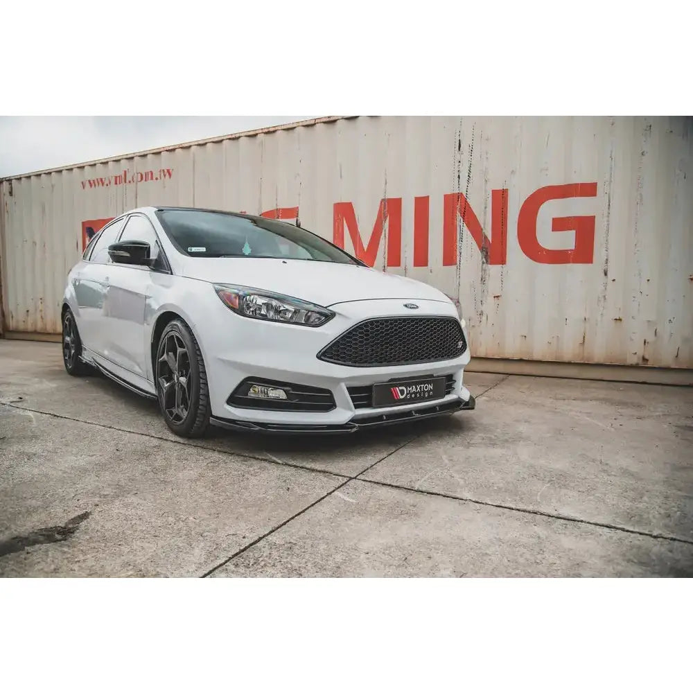 Frontleppe til Ford Focus ST Mk3 Facelift V.5 på hvit bil med sorte detaljer, parkert foran container.