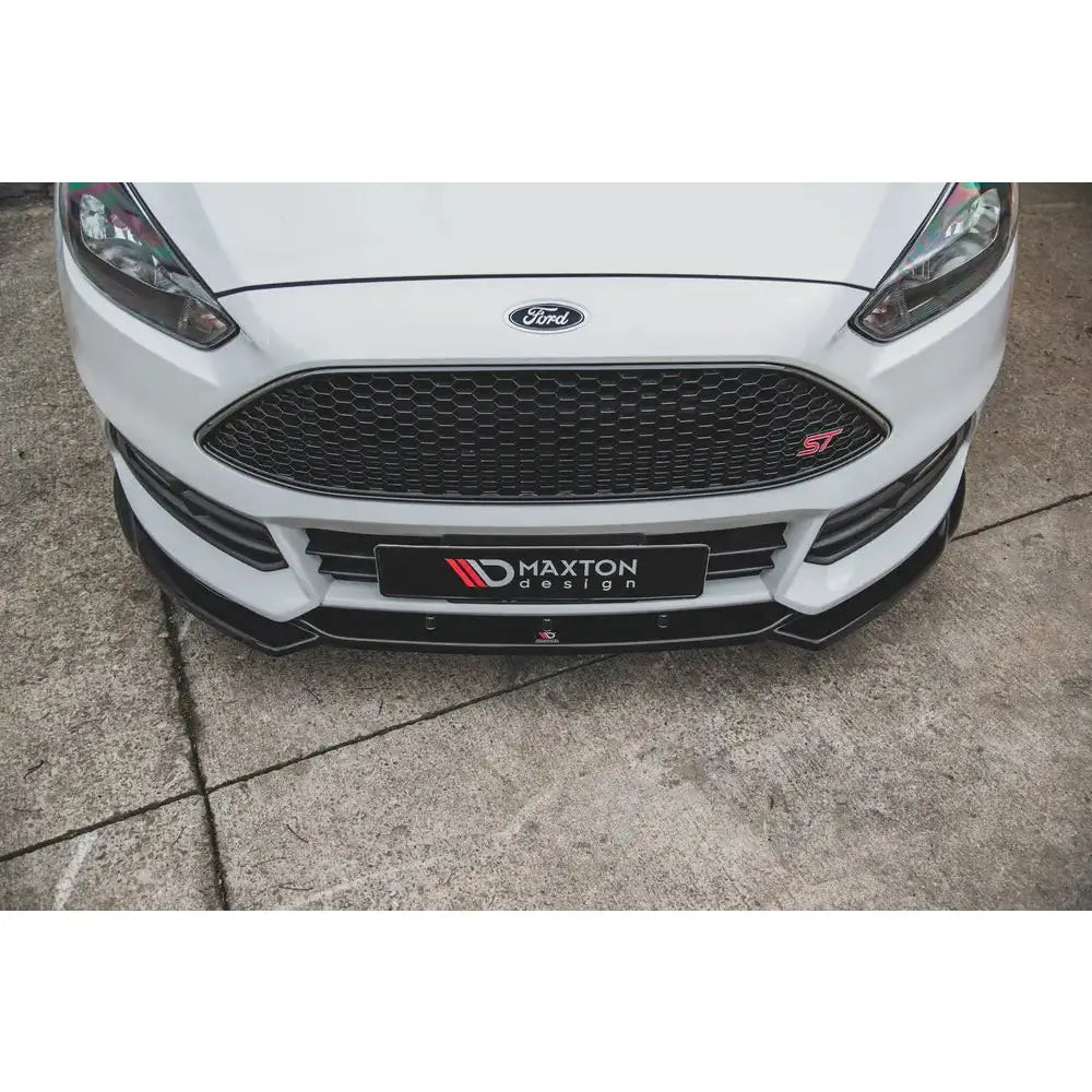 Front splitter for Ford Focus ST Mk3 Facelift V.5 montert under sort grill, sett ovenfra.