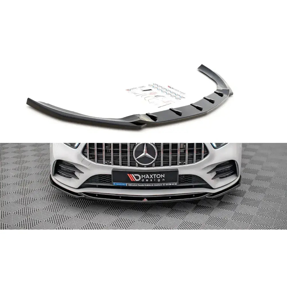 Frontleppe til Mercedes A35 AMG V.5 i sort plast, vist separat og montert på hvit bil med monteringsutstyr.