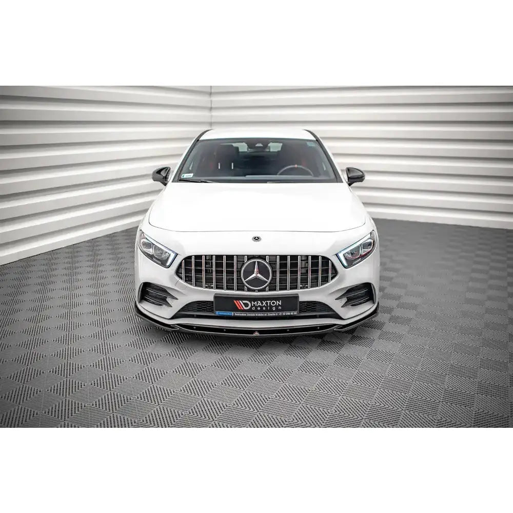 Frontspoiler på Mercedes A35 AMG W177 sett forfra med karakteristisk grill og detaljerte frontlykter.