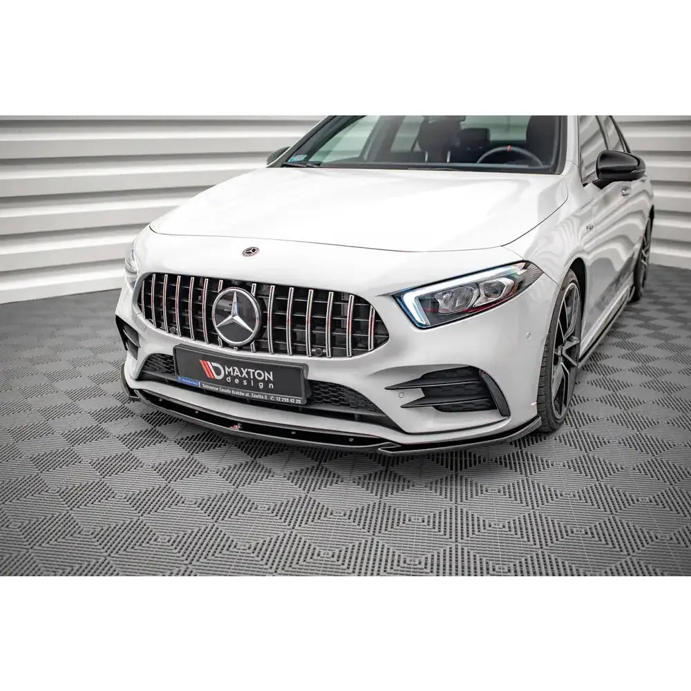 Spoiler på Mercedes A35 AMG W177, hvit bil med svart grill og markant frontsplitter sett skrått forfra.