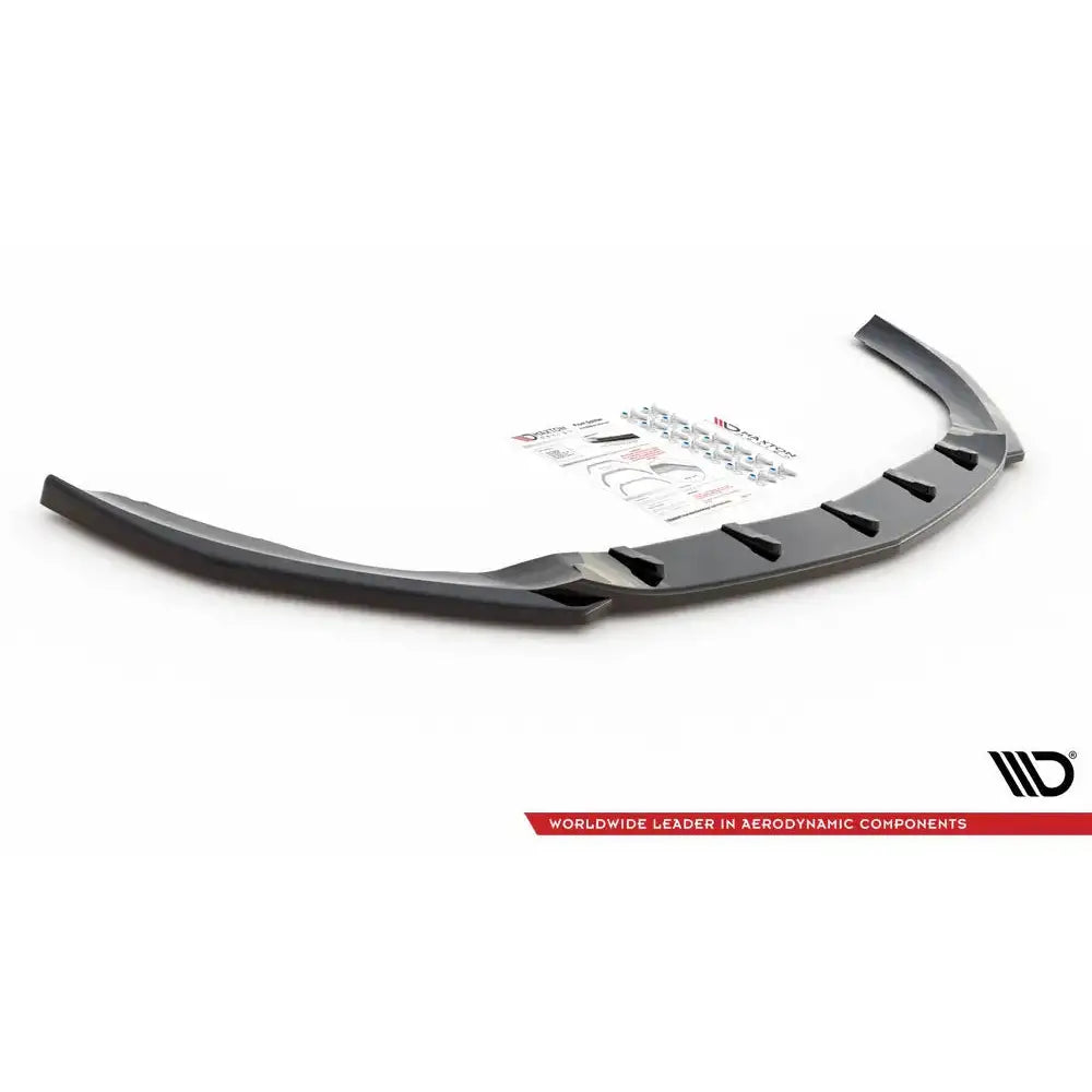 Front lip til Mercedes A35 AMG W177, svart plastdel sett skrått ovenfra med monteringsdetaljer i bakgrunnen.