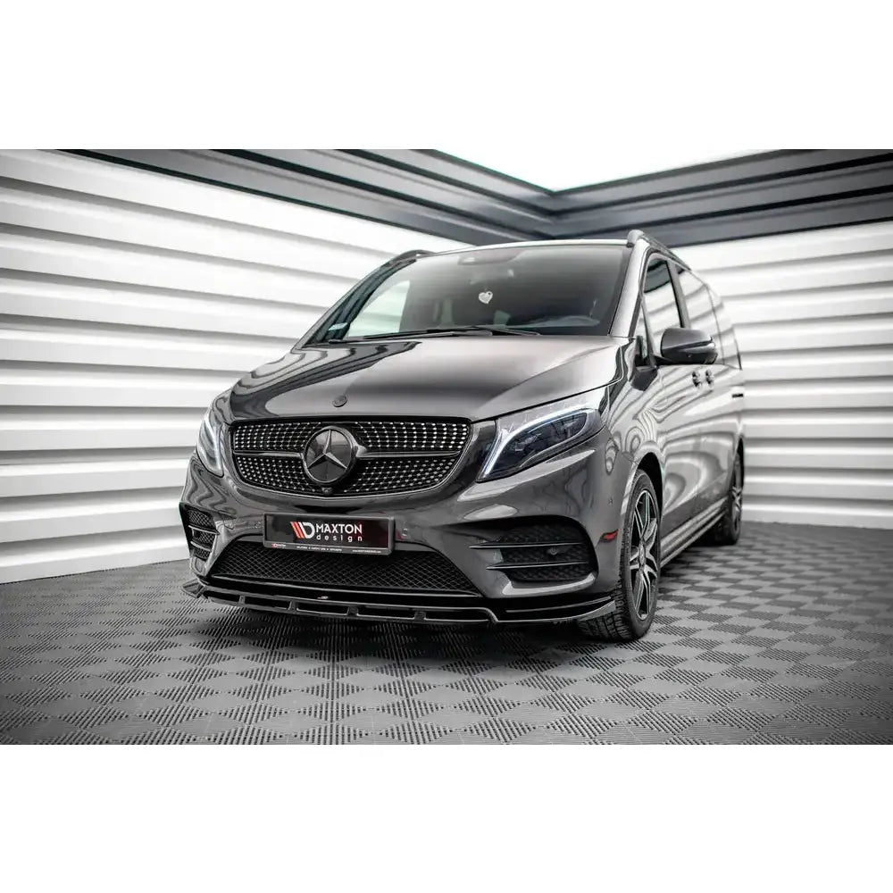 Spoiler på Mercedes V-Klasse AMG-Line W447 Facelift, mørk grå, markant grill og sorte felger.