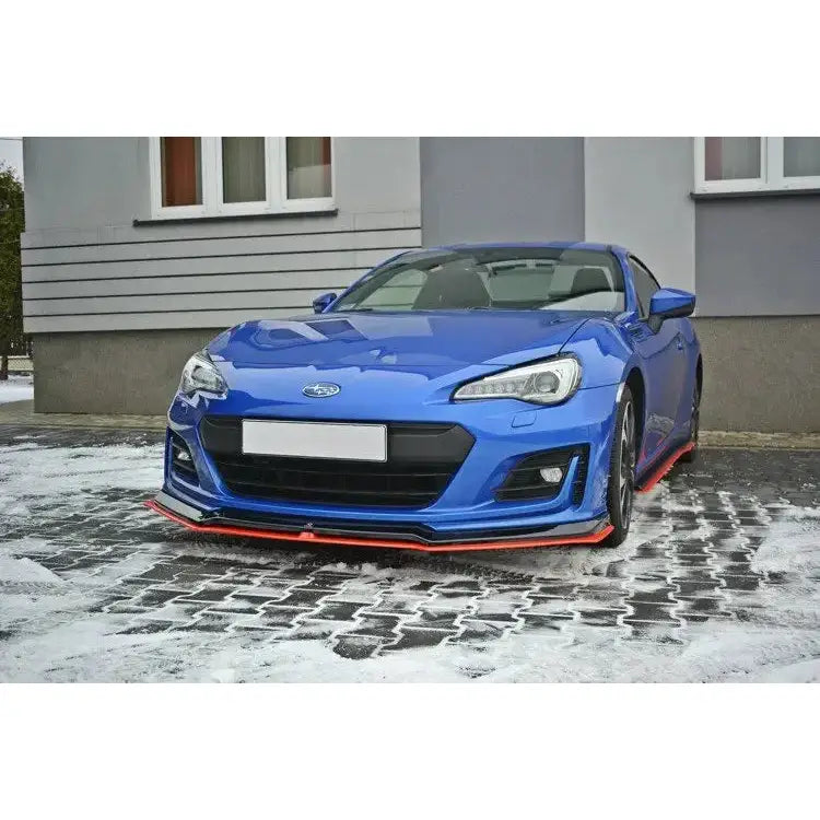 Frontleppe Subaru Brz Facelift V.5 på blå sportsbil med svart og rød detalj, parkert på brostein med snø.