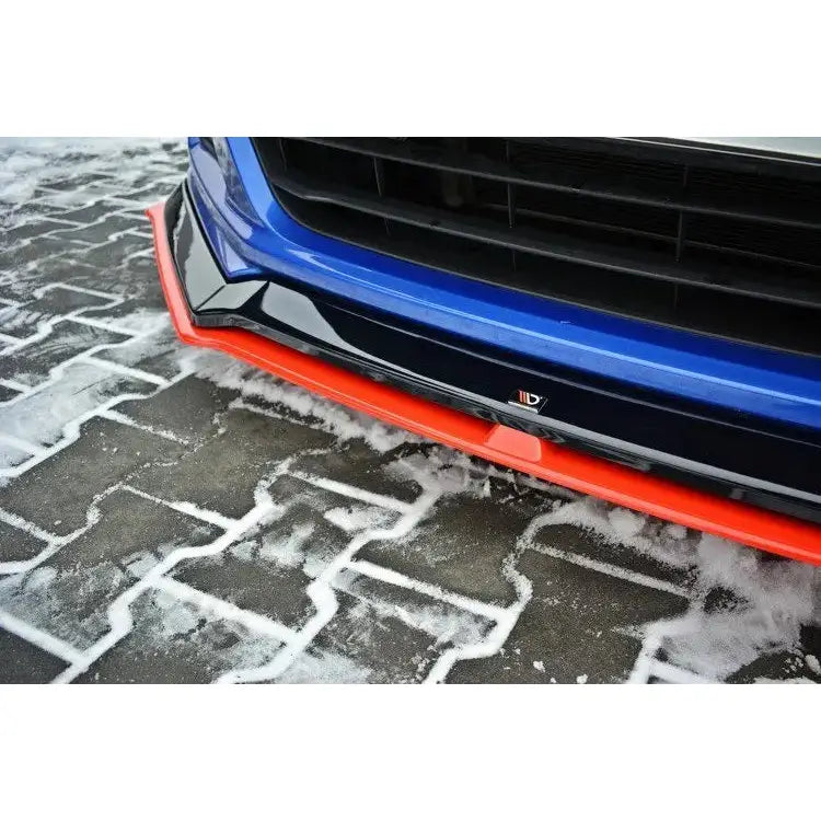 Spoiler på Subaru Brz Facelift V.5 med blå og svart støtfanger og rød frontsplitter sett fra skrå vinkel.