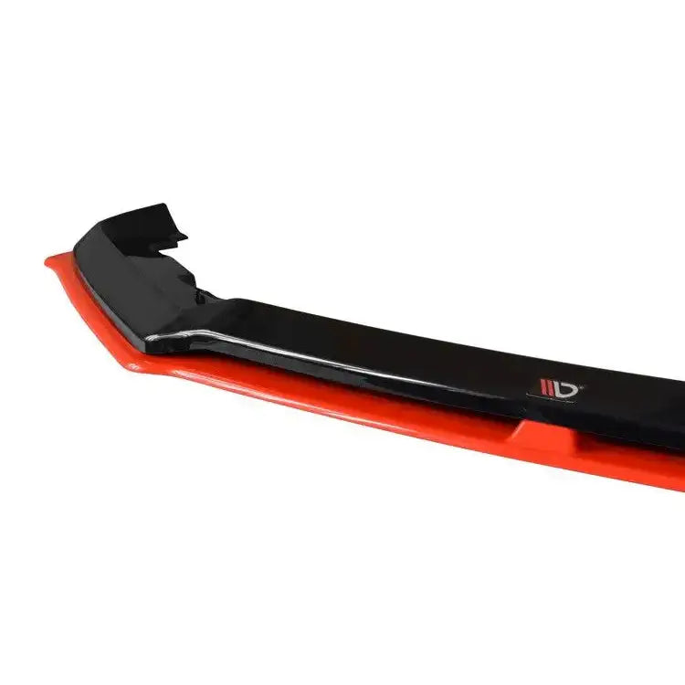 Front lip på Subaru Brz Facelift V.5, sort og rød spoiler med liten logo, vist fra skrå vinkel.