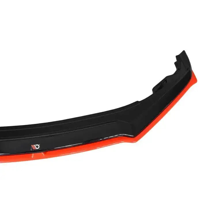 Frontleppe til Subaru Brz Facelift V.5 i sort plast med rød underside, sett fra skrå vinkel.