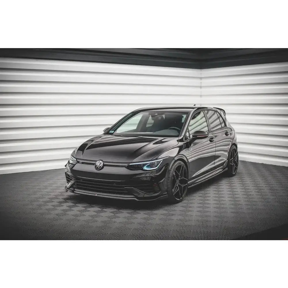 Frontleppe på Volkswagen Golf R Mk8 V.6 sett forfra i lyst rom med mørke felger og LED-frontlykter.