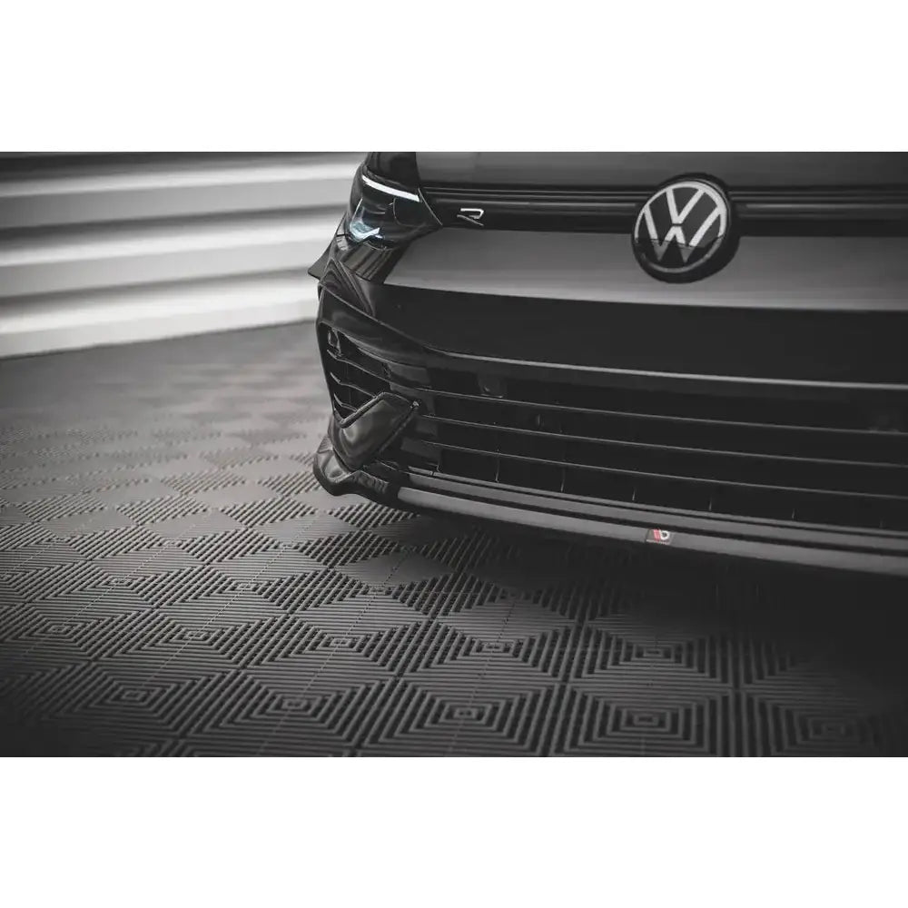 Spoiler til Volkswagen Golf R Mk8 V.6, nærbilde av sort front med synlig logo og slepekrok.