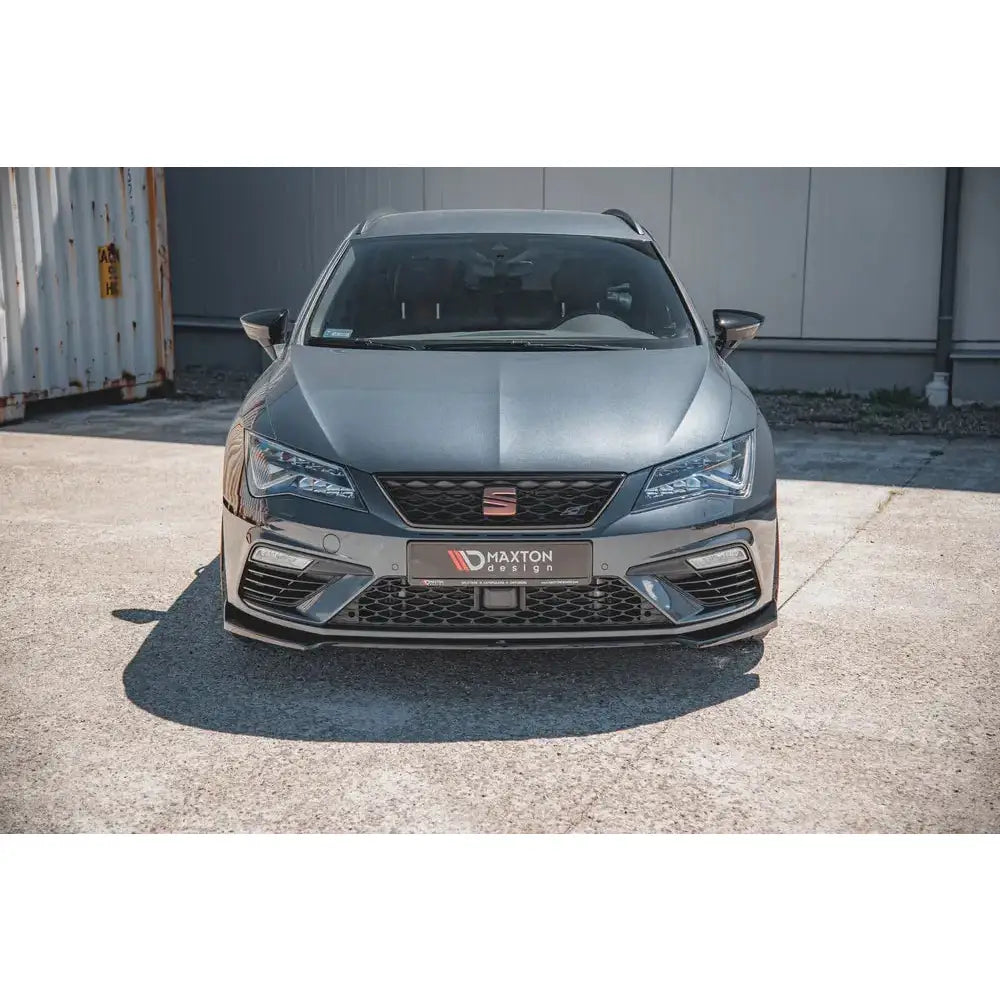 Frontleppe på Seat Leon Cupra FR Mk3 FL V.7 med svart grill og LED-lys, sett forfra i dagslys.