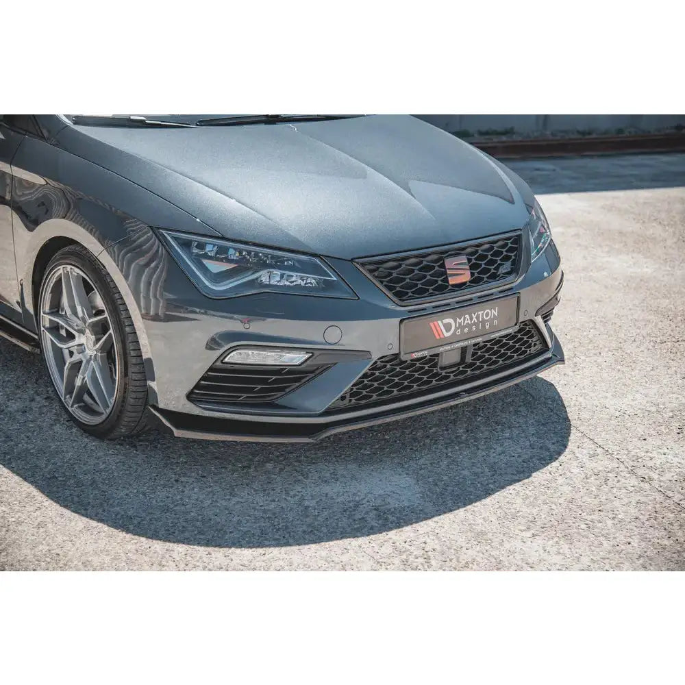 Spoiler til Seat Leon Cupra Mk3 FL V.7 på grå bil med sort frontsplitter sett fra lav vinkel.