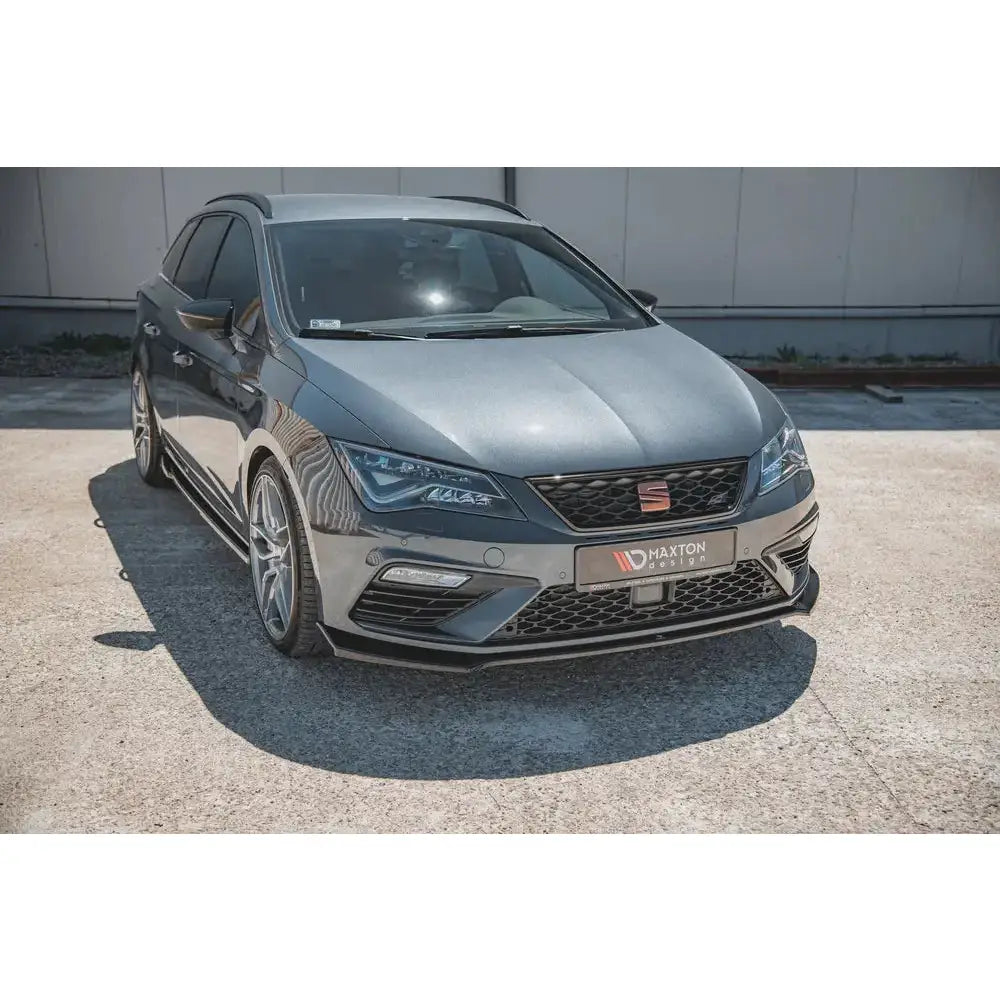 Front splitter på Seat Leon Cupra Mk3 FL med sportslige detaljer og Maxton Design-logo på skiltet.