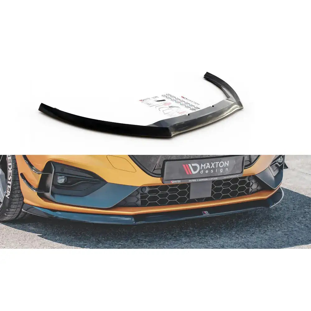 Frontspoiler til Ford Focus ST / St-Line MK4 V.8 i sort plast med monteringsutstyr, vist på gul bil.