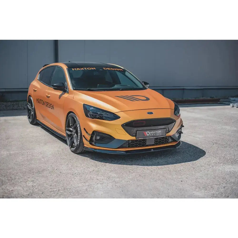 Frontleppe på Ford Focus ST MK4 med svarte detaljer og store aluminiumsfelger, sett skrått forfra.