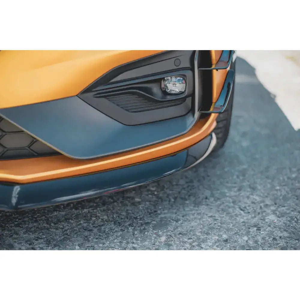 Front lip på Ford Focus ST / St-Line MK4 V.8 med oransje og sorte detaljer nær tåkelys og støtfanger.