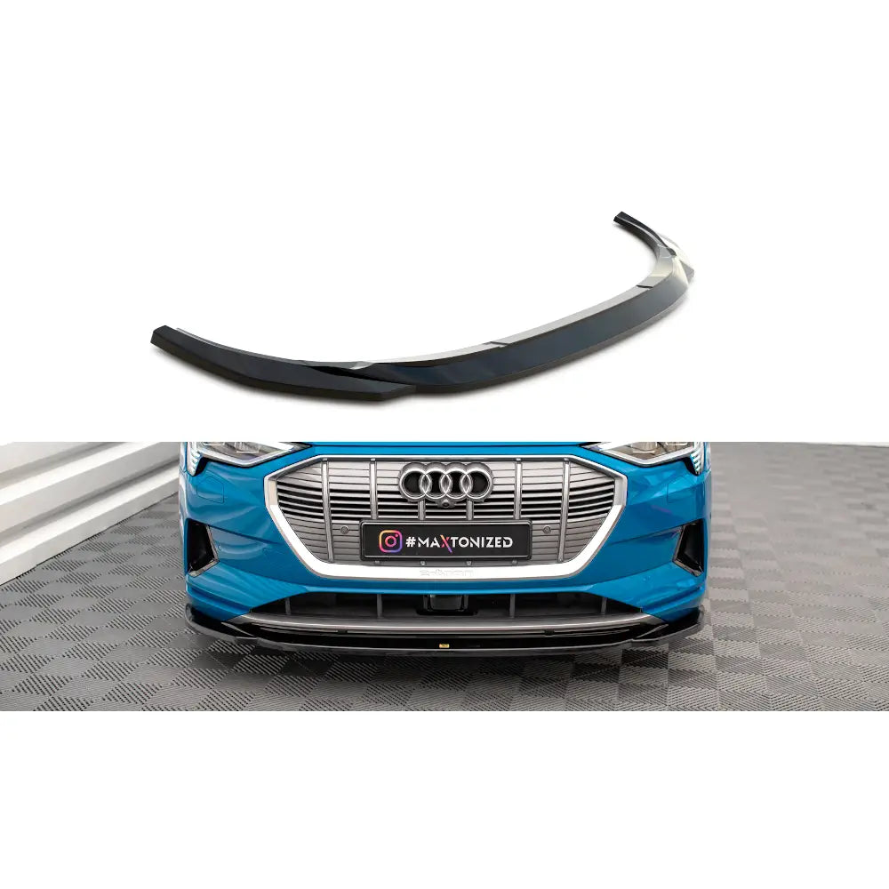 Frontspoiler Audi e-tron V1 i sort plast, vist alene og montert på blå bil for et sporty utseende.