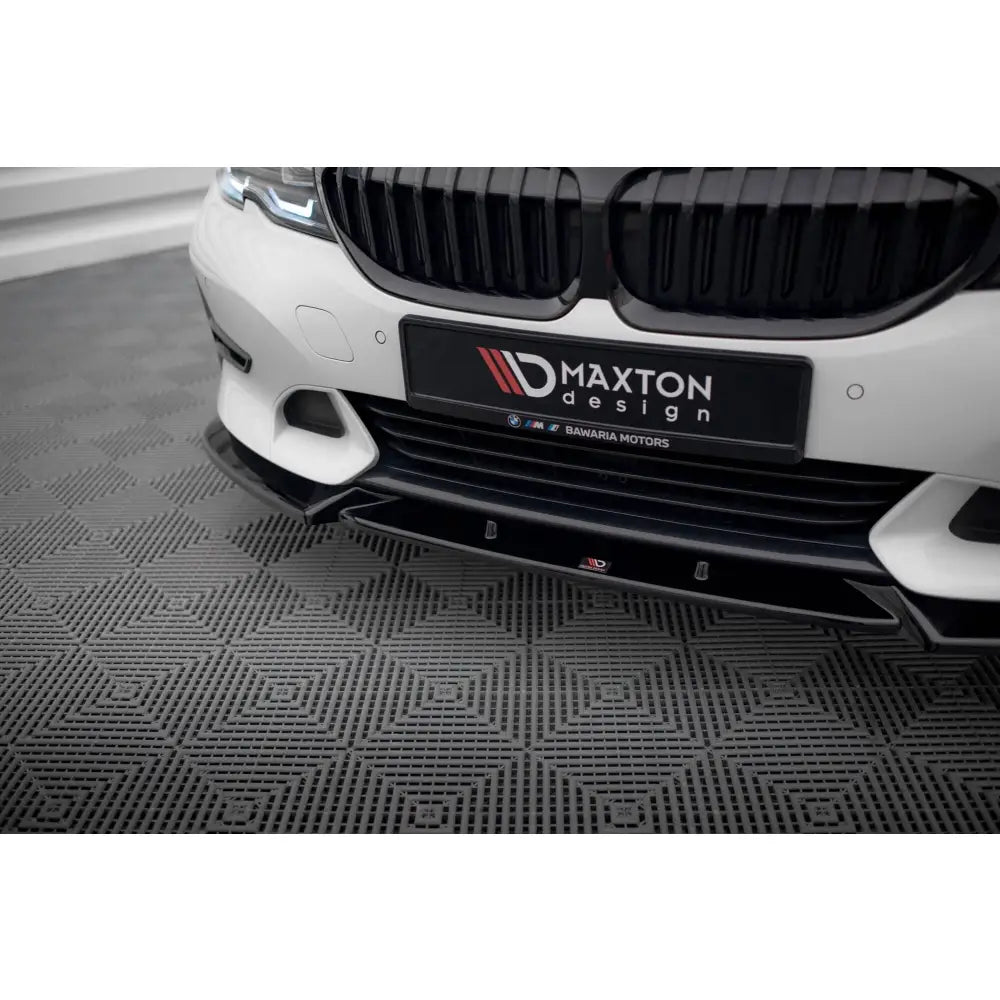 Front splitter på BMW 3 G20 med sort, blank frontleppe og detaljerte grillpartier fra Maxton Design.