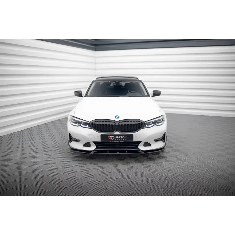 Spoiler til BMW 3 G20/G21 V1 Sport Line montert på hvit bil sett forfra med sorte detaljer.