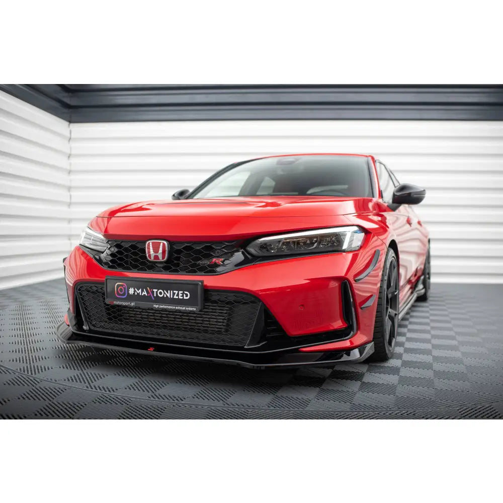 Frontleppe på Honda Civic Type-R Mk 11 V1 med sorte detaljer og svarte felger på rutete gulv.